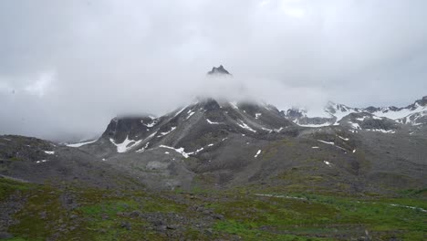 lapso de tiempo de nubes bajas que oscurecen una montaña y rodean la frontera de alaska