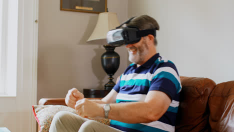 hombre mayor usando auriculares de realidad virtual en la sala de estar 4k