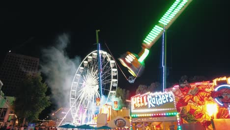 Aufregendes-Riesenrad,-Schaukel,-Freifallattraktionen-Kirmes-Tilburg-Nachts