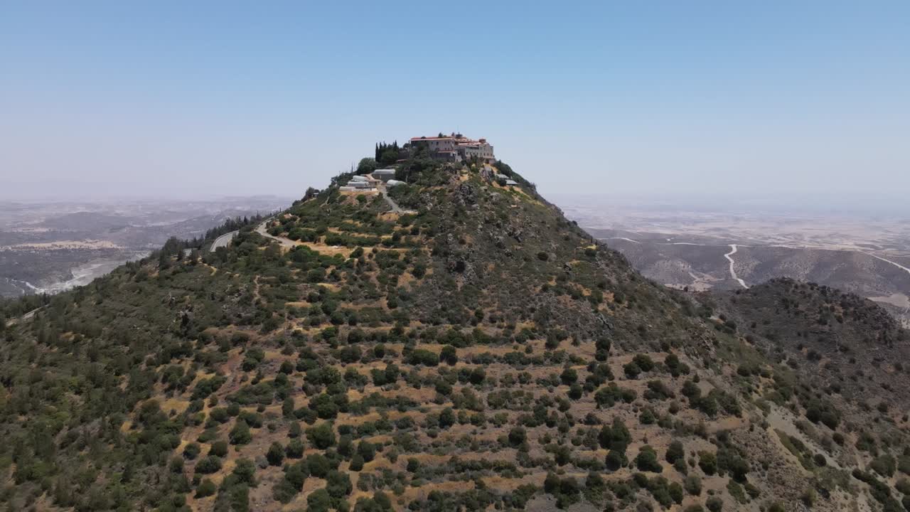 스타브로보니 수도원 (stavrovouni monastery) 은 수도원이 있는 산의 전망입니다.