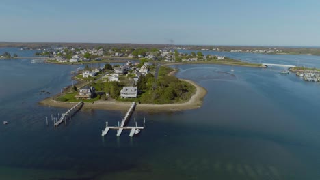 Antenne-Einer-Tropischen-Insel-Mit-Strandhäusern,-Die-Im-Sommer-Bootsdocks-Haben