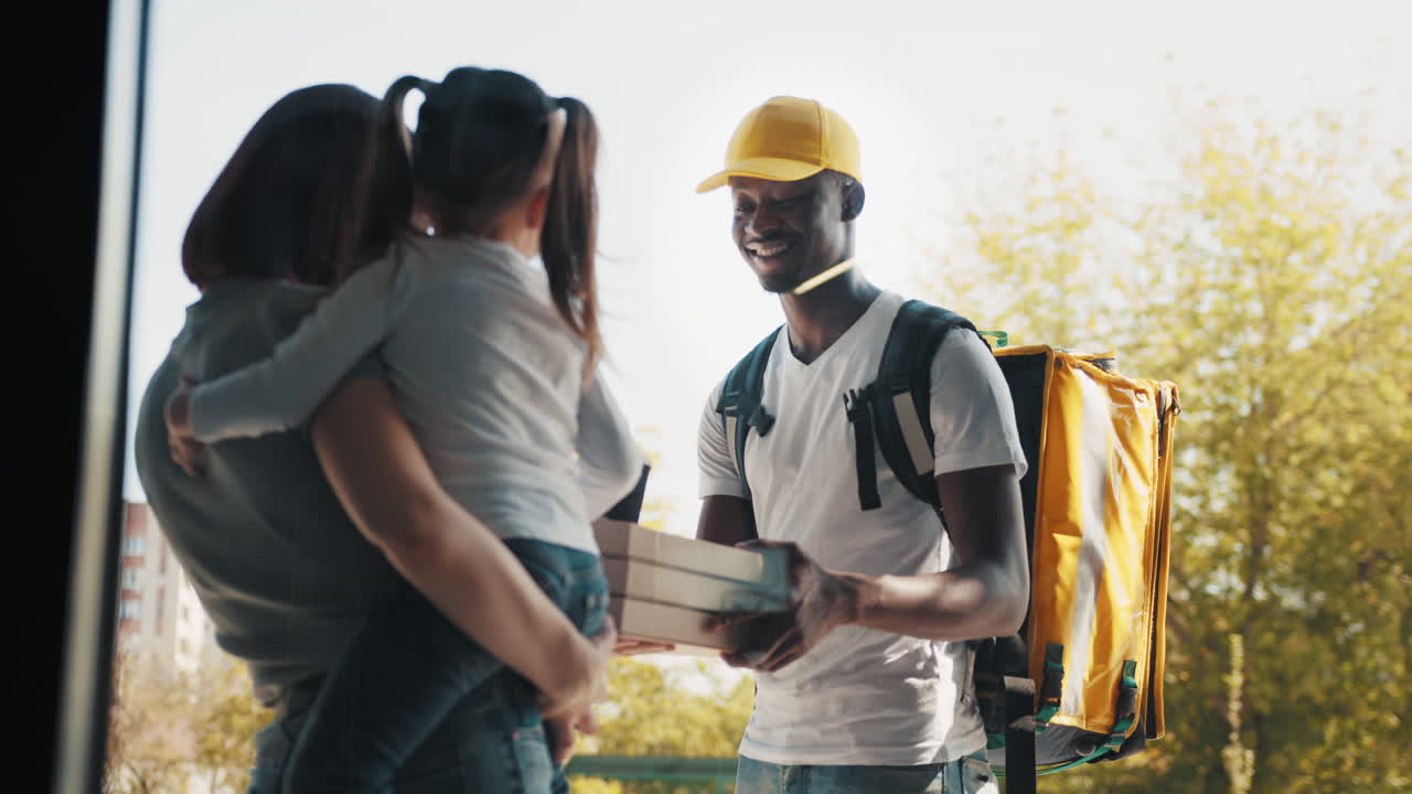 entrega de pizzas a una familia