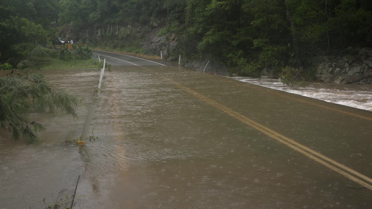 머지라바, 골드코스트 (mudgeraba, gold coast) 2024년 1월 2일 - 무지라바 크리크 다리를 가로질러 홍수가 발생하여 도로가 폐쇄되었다.