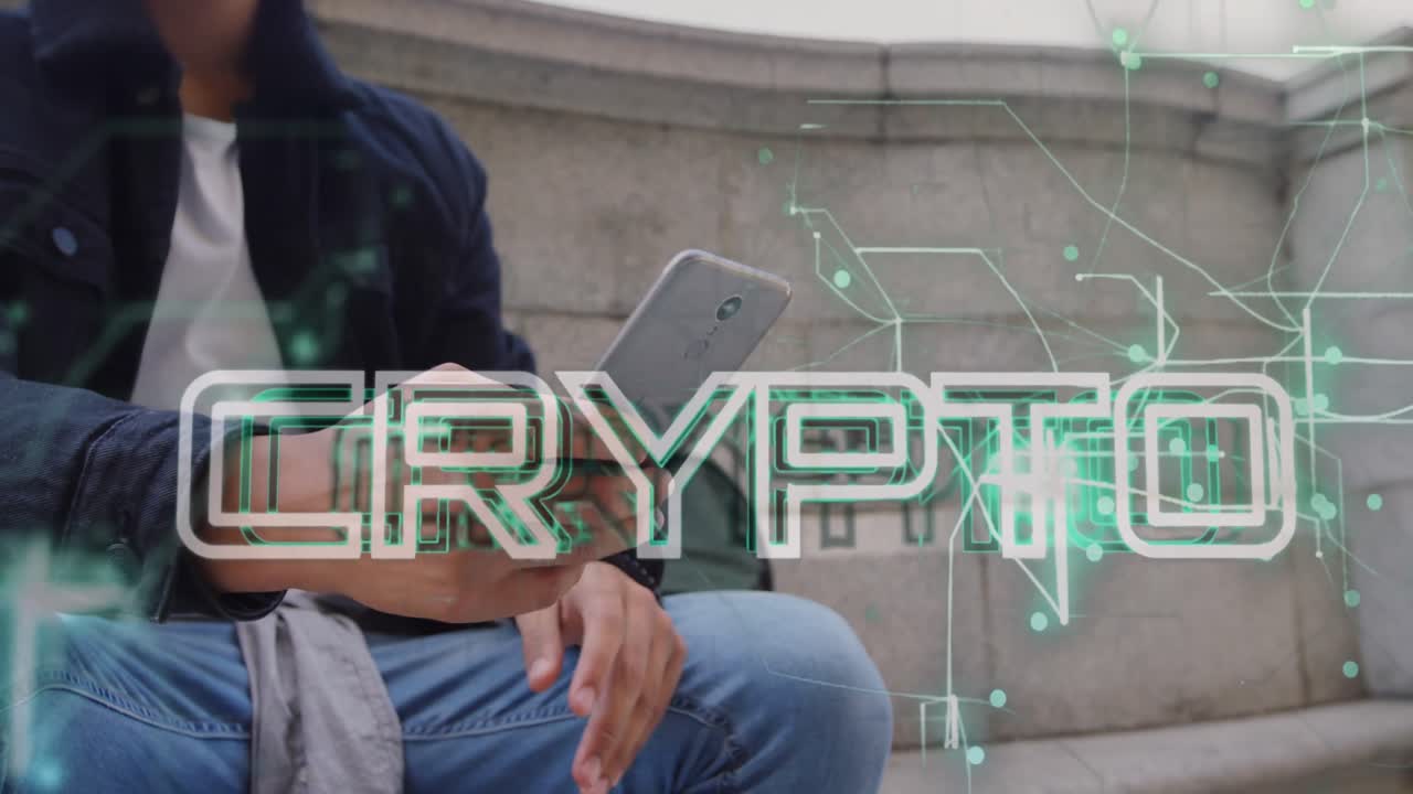 animación de texto criptográfico y procesamiento de datos sobre un hombre biracial usando un teléfono inteligente.