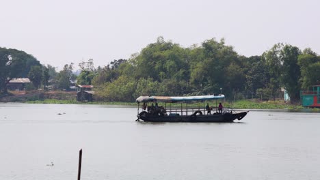 un barco se mueve constantemente a través de un río tranquilo.