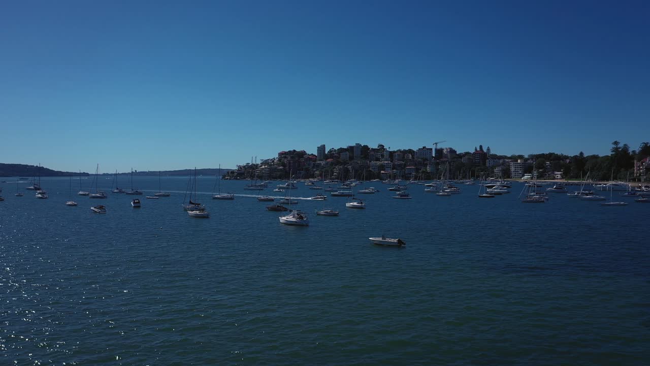 puerto de sydney en un hermoso día soleado desde la bahía doble con barcos, cielo azul y agua