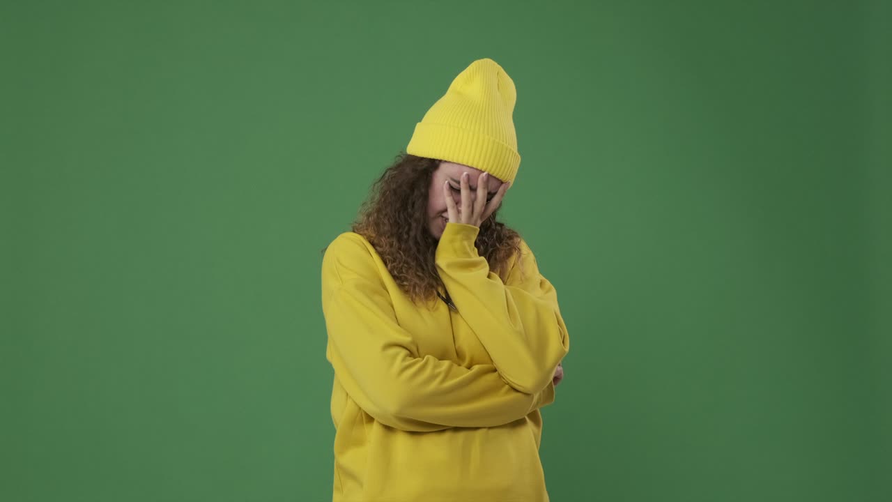 Donna delusa che si pente delle sue azioni.