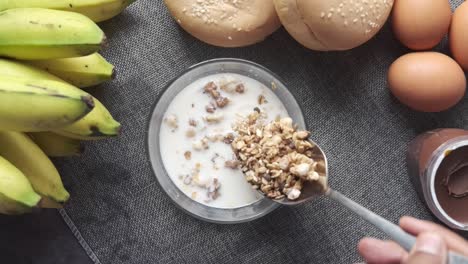 desayuno saludable con granola y leche