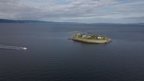 Luftaufnahme-Der-Festung-Munkholmen-In-Trondheim,-Norwegen---Drohnenaufnahme