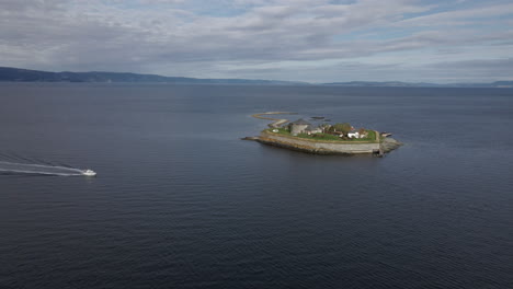 Vista-Aérea-De-La-Fortaleza-De-Munkholmen-En-Trondheim,-Noruega---Disparo-De-Drones