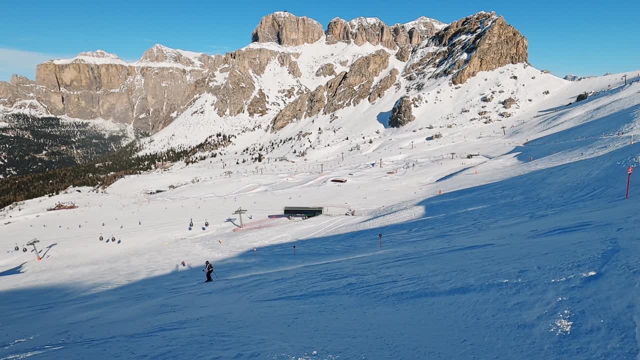 fpv pov de esquí alpino en las dolomitas, italia