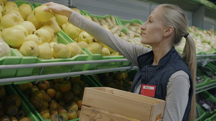 Donna che compra frutta al supermercato
