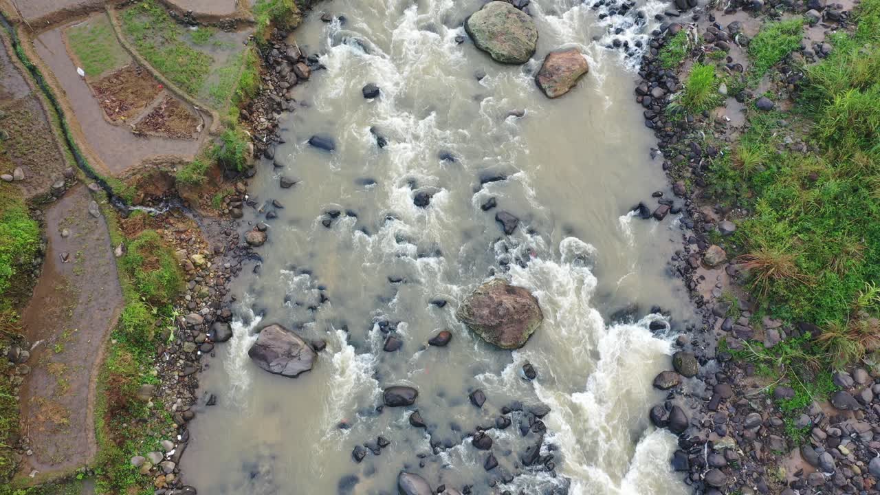vista aérea del río que fluye a través de los campos de arroz