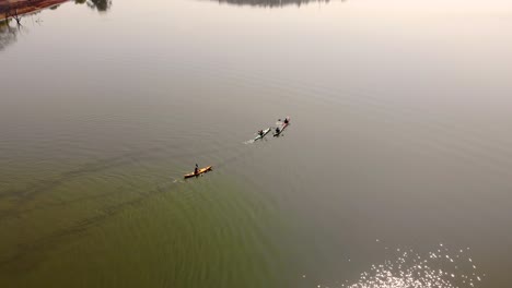 Toma-Aérea-De-Un-Lago-Tranquilo-Con-Un-Piragüista-De-Remo-En-México