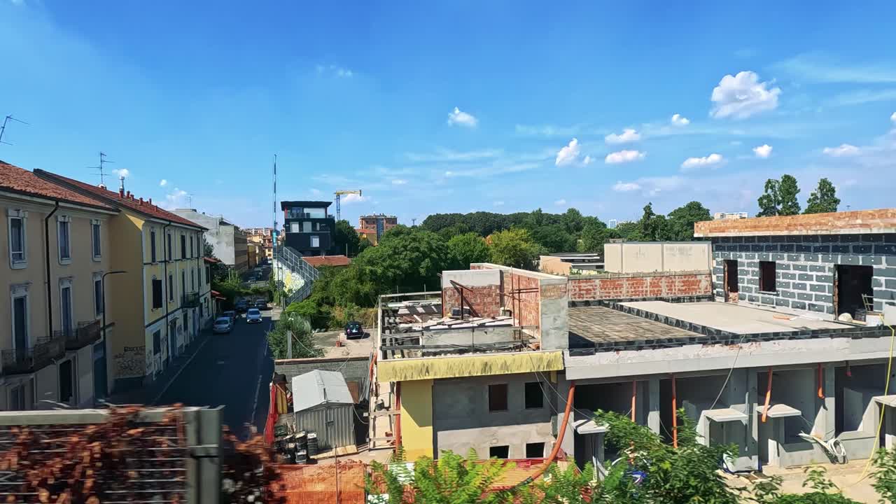 밀라노의 건축물을 보여주는 경치 좋은 열차 여행