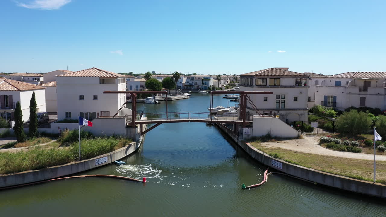 Ingresso alla Marina du Port du Roy, ripresa aerea di Aigues-Mortes con bandiera francese.