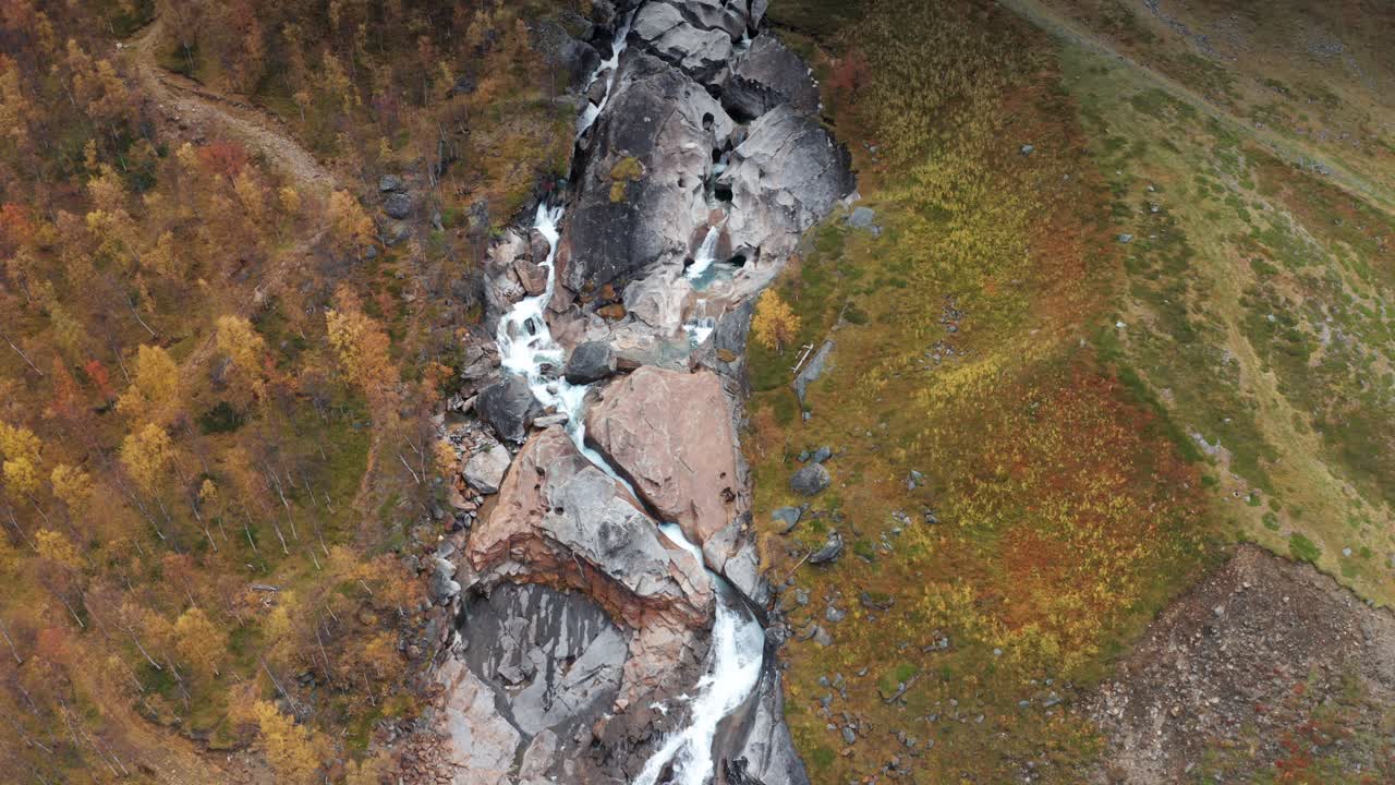 vista aérea del río salvaje que atraviesa el estrecho cañón