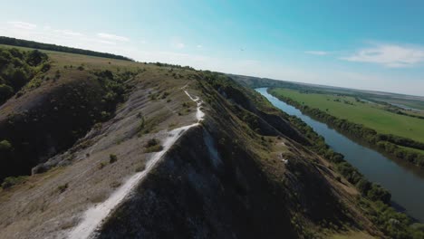 vista aérea de un paisaje montañoso con un río
