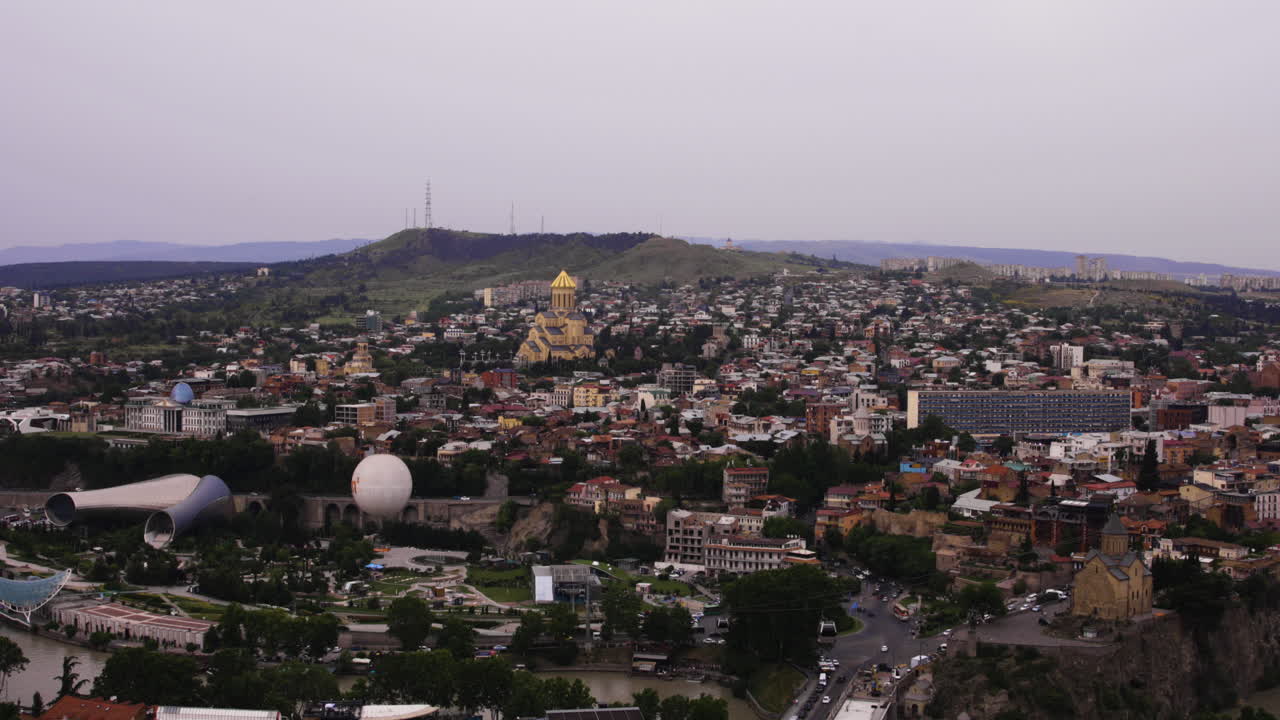 조지아 의 사메바 대성당 과 함께 트빌리시 시 의 파노라마 전망