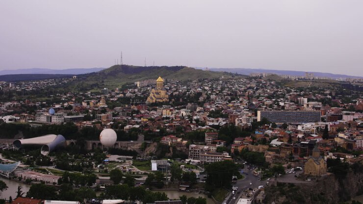 Vista panoramica della città di Tbilisi con la Cattedrale di Sameba in Georgia.