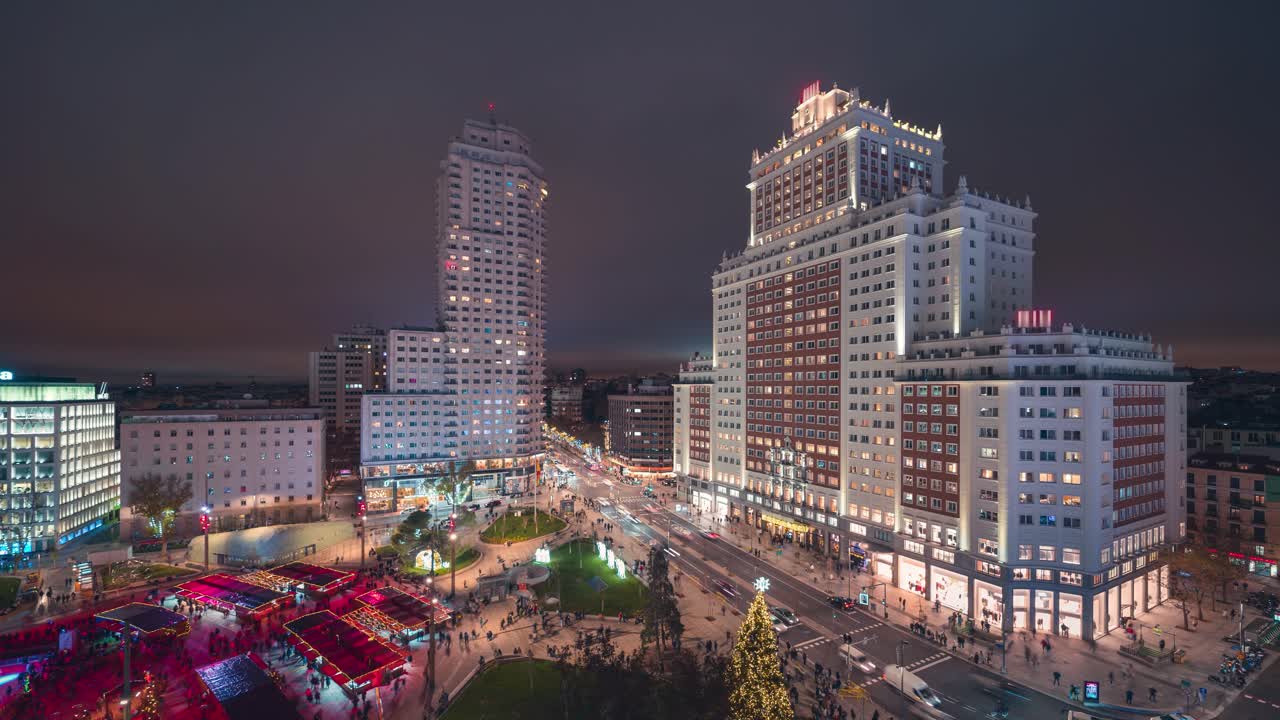 크리스마스 밤 저속 고속 구름이 움직이는 동안 마드리드 플라자 드 에스파냐 마천루 호텔 건물