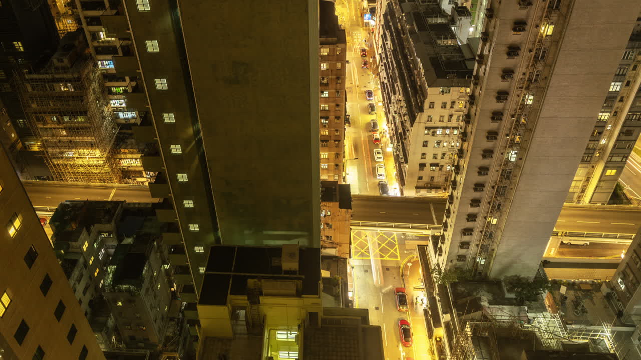 Timelapse em Ângulo Alto do Tráfego Urbano e Edifícios Iluminados à Noite