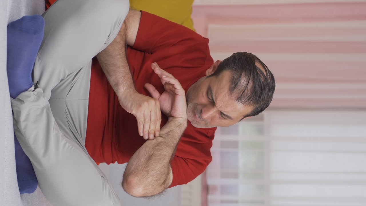 video vertical de un hombre enfermo con un problema de erupción en la piel.