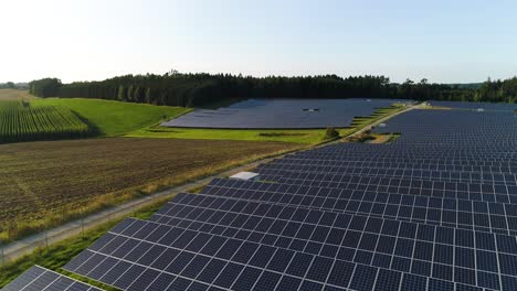 Ein-Von-Einer-Drohne-Gedrehter-Film,-Ein-Photovoltaikpark,-Viele-Sonnenkollektoren,-Eine-Anlage-Zur-Erzeugung-Erneuerbarer-Energie,-Grüne-Energie