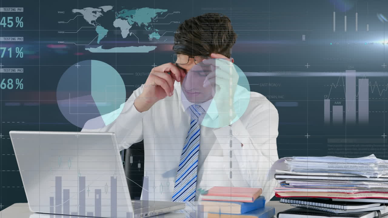 hombre trabajando y diferentes gráficos