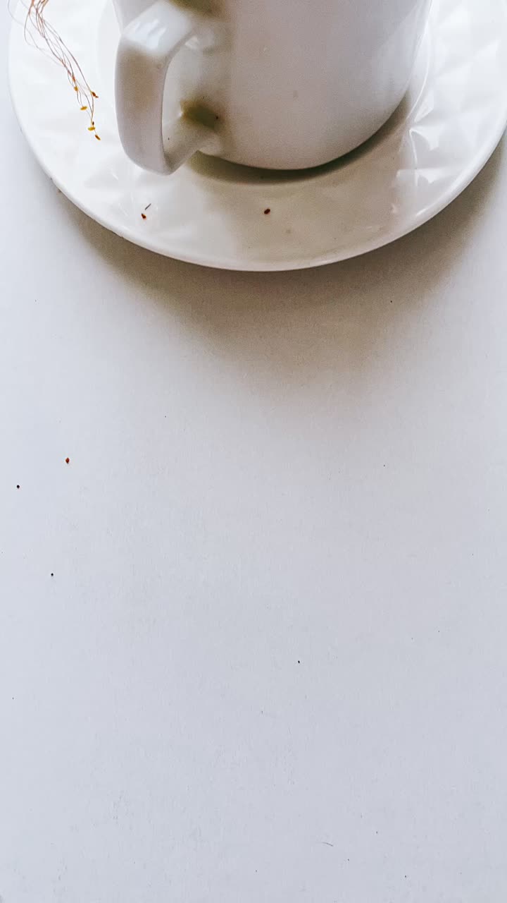 arreglo floral en una taza de té
