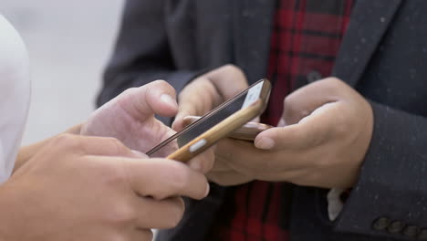 Ausgeschnittene-Ansicht-Von-Mann-Und-Frau,-Die-Mobiltelefone-Benutzen