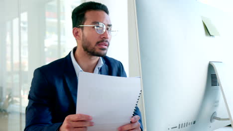 profesor universitario serio analizando documentos