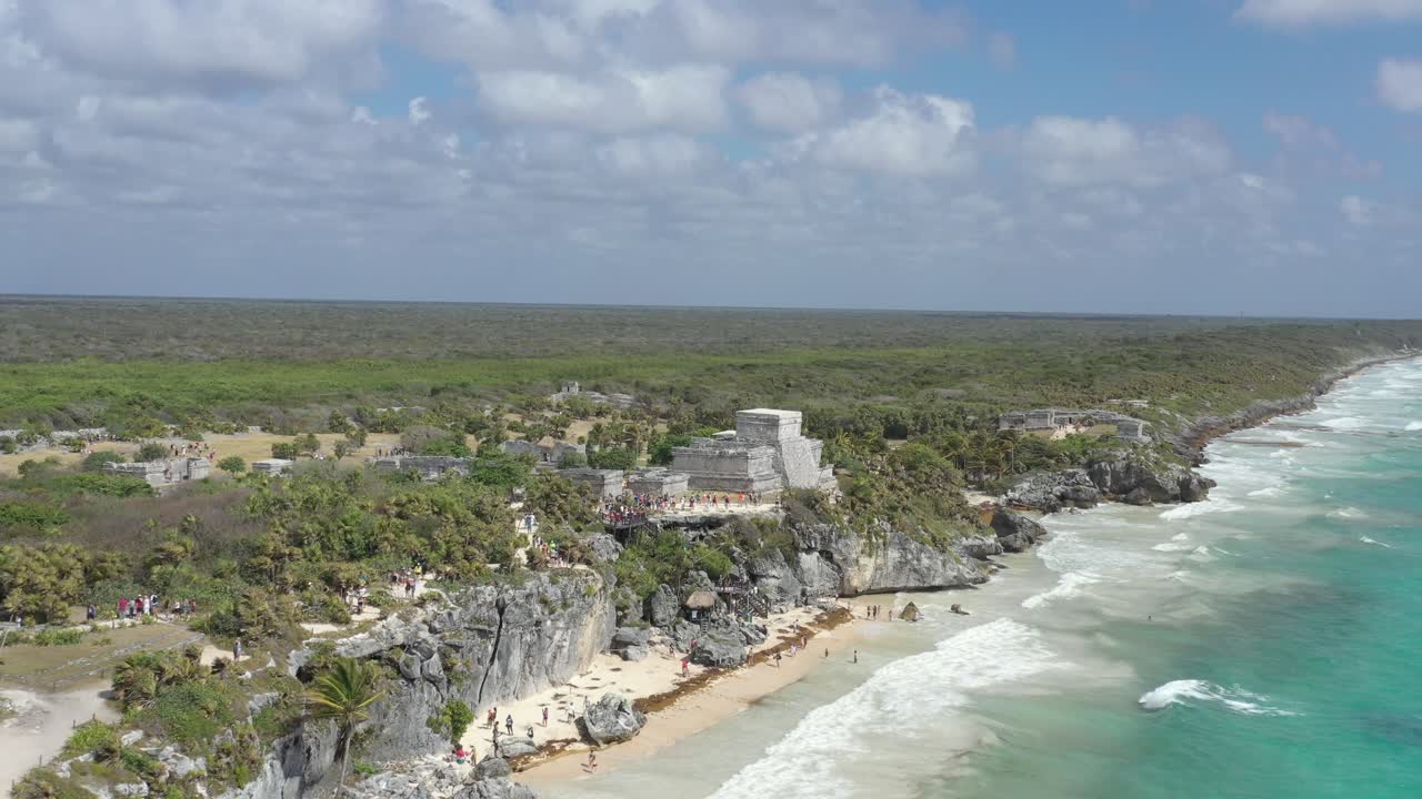 vista aérea de drones de las ruinas mayas frente al mar, tulum