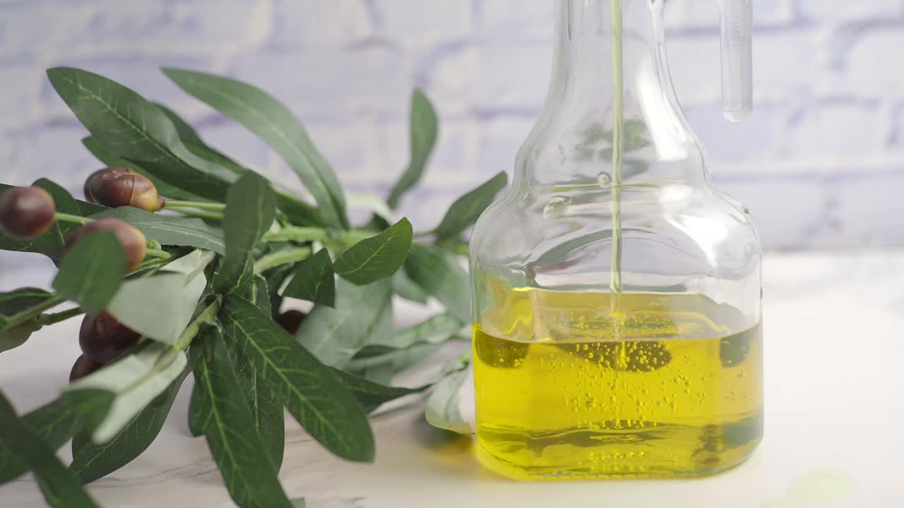 유리 병에 담긴 올리브 오일