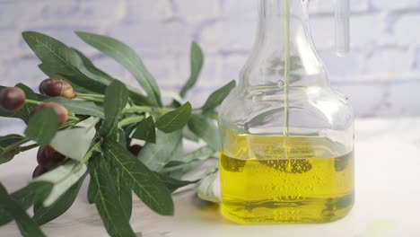 aceite de oliva en botellas de vidrio