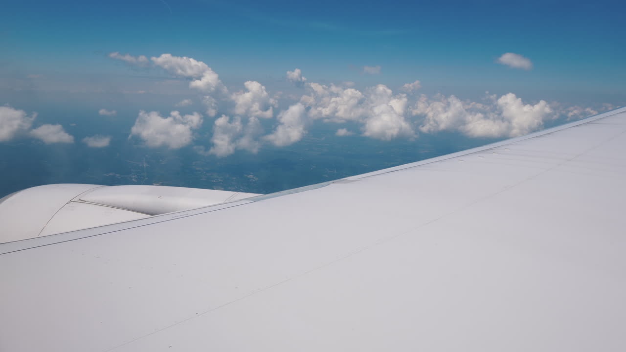 날개의 비행기 창과 강력한 제트 엔진에서 볼 수 있습니다.