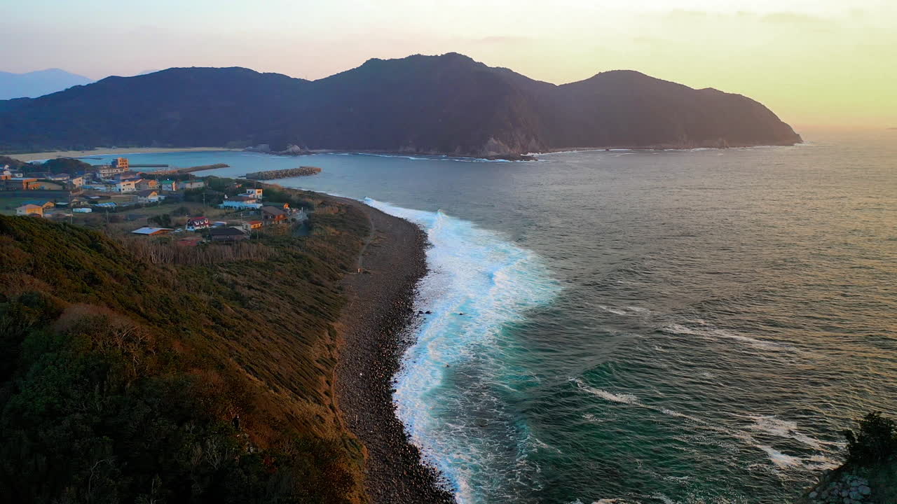 규슈 일본에서 해안으로 하강 드론 샷