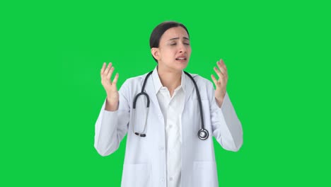 Pantalla-Verde-Estresada-Y-Tensa-Doctora-India