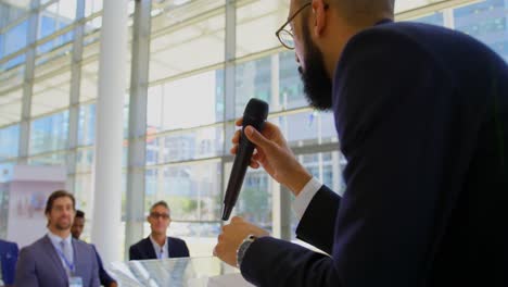 orador asiático hablando en un seminario de negocios 4k