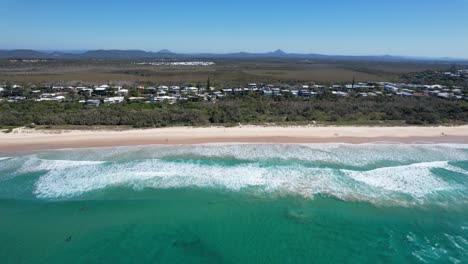 Playa-Soleada-Con-Aguas-Turquesas-Y-Costa-Arenosa-En-Queensland,-Australia---Toma-Aérea-De-Drones