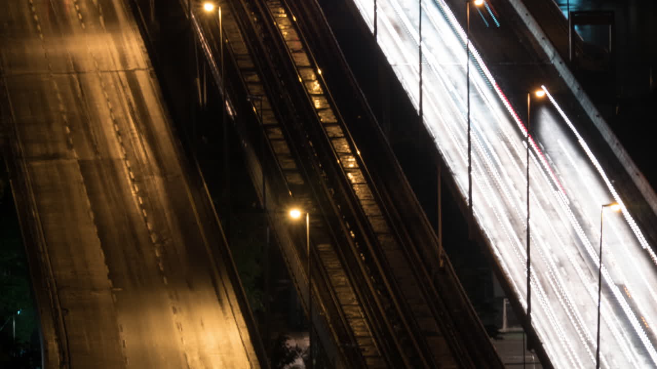 Timelapse di scie di trasporto e binari vuoti in città di notte