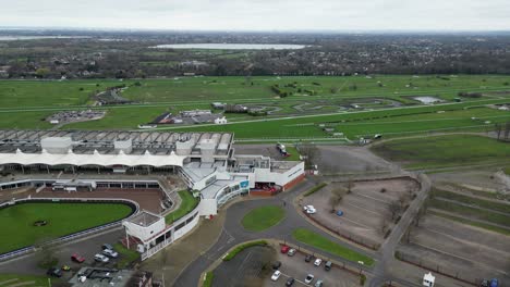 Sandown-Park-Racecourse-Esher-Surrey,-Vereinigtes-Königreich,-Schwenkdrohne,-4K-Luftaufnahmen