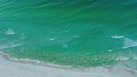 Fondo-Aéreo-De-Hermosas-Aguas-Verde-Esmeralda-De-Las-Olas-De-La-Playa-De-La-Ciudad-De-Panamá