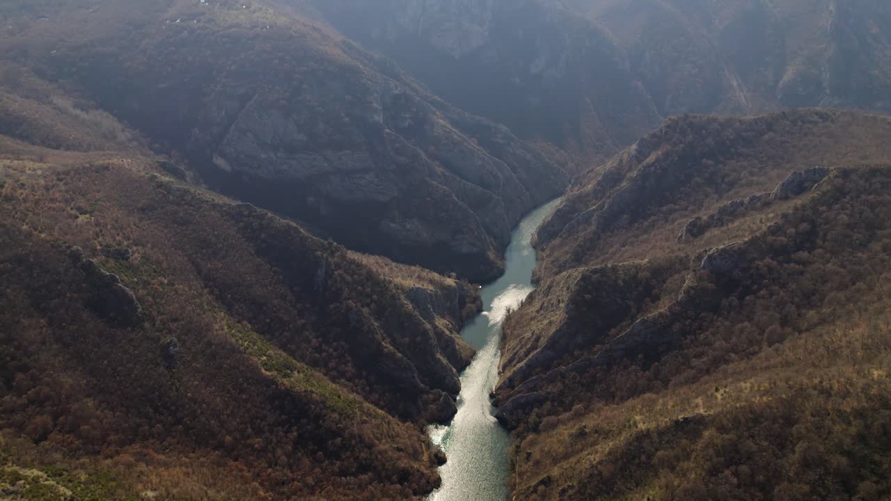 fotografía aérea del cañón de matka que muestra el río serpenteando entre montañas escarpadas