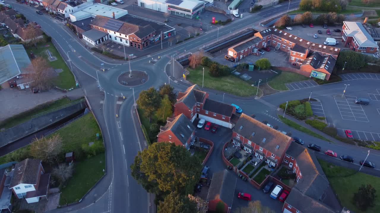 영국의 국가 봉쇄 기간 동안 영국 엑서터 알핑턴에 있는 거의 버려진 도로 위로 비행