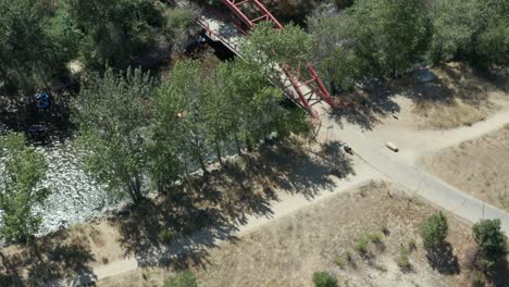 Imágenes-De-Drones-De-Personas-Saltando-De-Un-Puente-Rojo-Hacia-El-Río-Boise