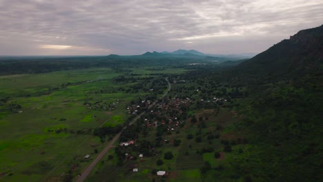 Paisaje-De-Las-Granjas-Y-La-Carretera-En-La-Ciudad-De-Tanga-En-Tanzania