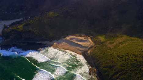 El-Campamento-De-La-Era-Del-Norte-Y-El-Punto-De-La-Era-Media-Con-Olas-Espumosas-Chocan-Contra-La-Costa-En-El-Parque-Nacional-Real,-Nsw,-Australia