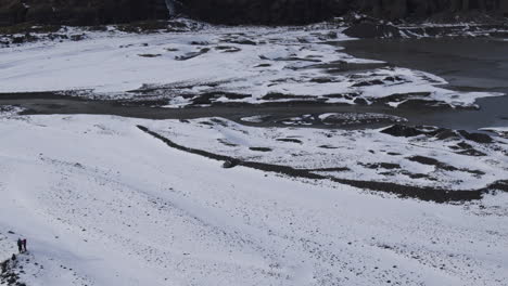 Toma-Aérea-Reveladora-De-Un-Valle-Nevado-De-Montaña-Islandés