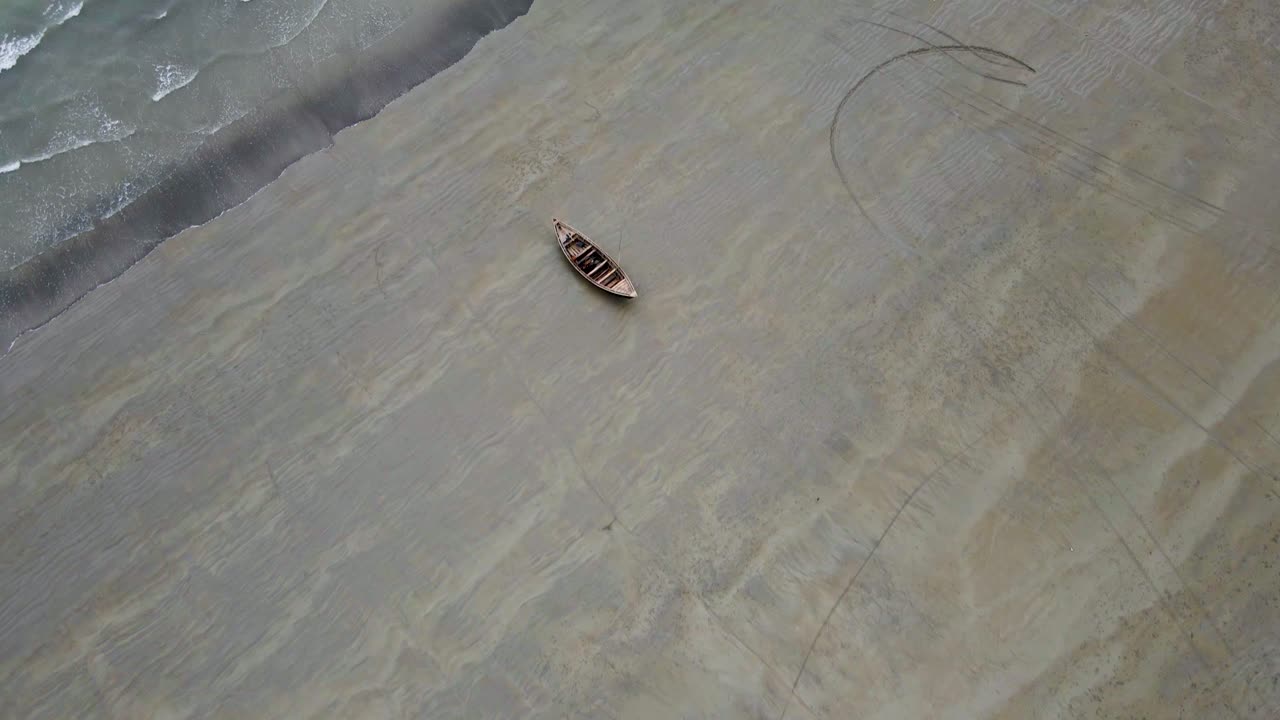 orilla vacía con un barco de madera aislado